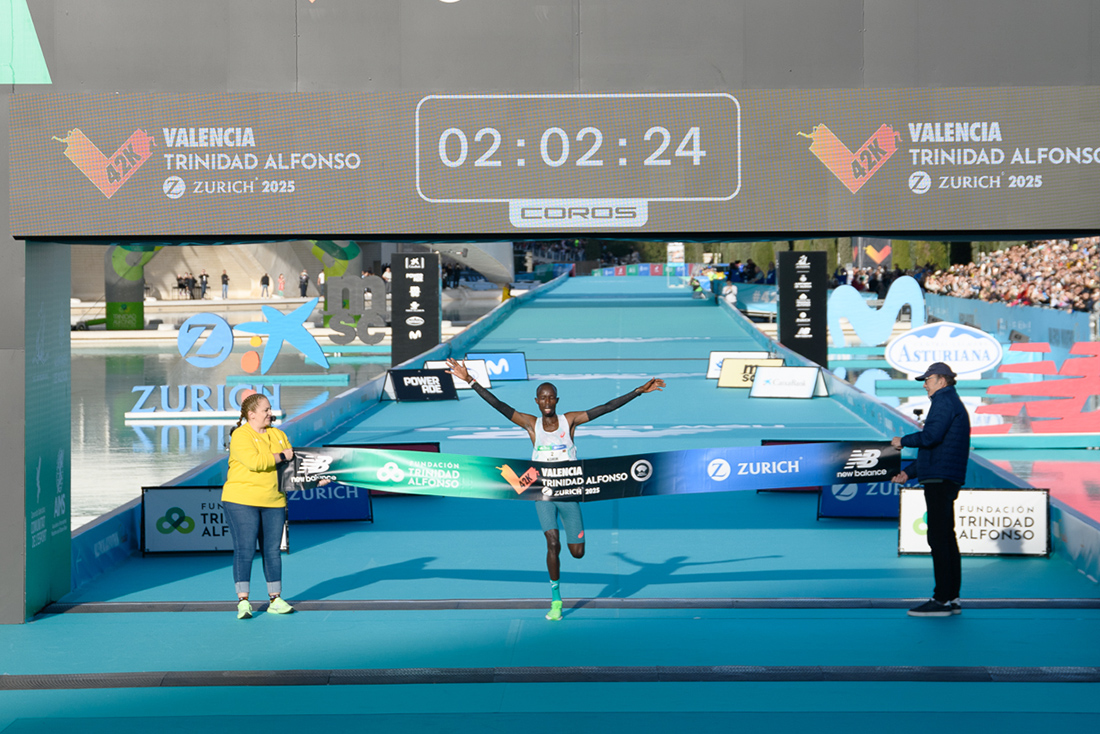 John Korir and Joyciline Jepkosgei win at the Valencia Marathon
